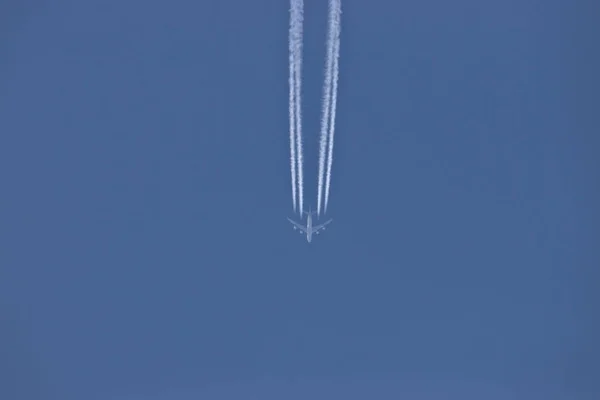 スイス上空の青い空に航空機20 2021 — ストック写真