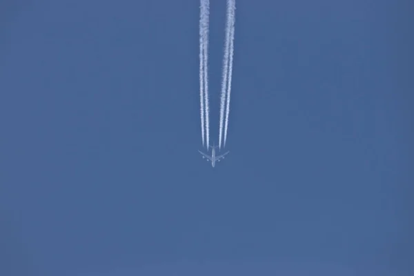 Aereo Con Contraccolpi Nel Cielo Blu Sopra Svizzera 2021 — Foto Stock