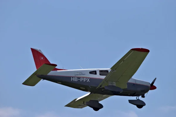 Piper 181 Archer Zbliża Się Lotniska Saint Gallen Altenrhein Szwajcarii — Zdjęcie stockowe