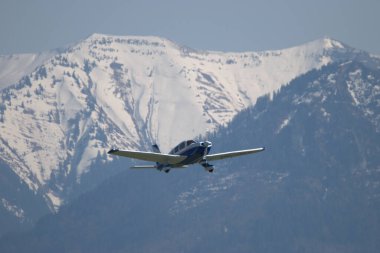 Piper PA 28-181 uçağı İsviçre 'deki Saint Gallen Altenrhein havaalanına yaklaşıyor.