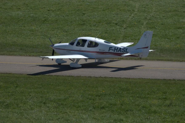 Cirrus 20型飞机正在瑞士Saint Gallen Altenrhein机场滑行 — 图库照片