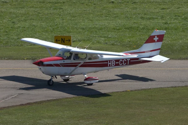 Letadlo Cessna 172 Pojíždí Letišti Saint Gallen Altenrhein Švýcarsku 2021 — Stock fotografie