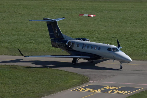 Embraer Fenomen 300 uçağı İsviçre 'deki Saint Gallen Altenrhein havaalanındaki bakım için kalkışa hazırlanıyor.