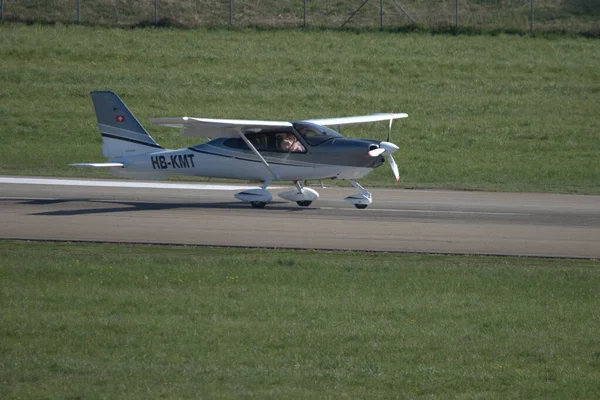 Tacnam P2010飞机正在瑞士Saint Gallen Altenrhein机场滑行 — 图库照片