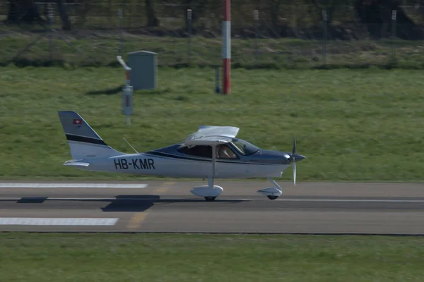 Letadlo Tecnam P2008 Pojíždí Letišti Saint Gallen Altenrhein Švýcarsku 2021 — Stock fotografie