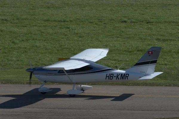 Tecnam P2008航空機はスイスの空港Saint Gallen Altenrheinで課税しています23 2021 — ストック写真