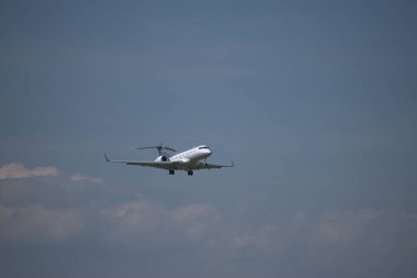 Bombardıman Global Express XRS uçağı İsviçre 'nin Zürih kentindeki uluslararası havaalanına yaklaşırken 24.2021