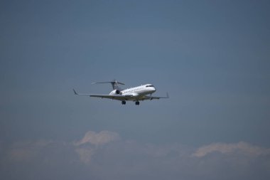 Bombardıman Global Express XRS uçağı İsviçre 'nin Zürih kentindeki uluslararası havaalanına yaklaşırken 24.2021