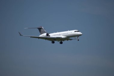 Bombardıman Global Express XRS uçağı İsviçre 'nin Zürih kentindeki uluslararası havaalanına yaklaşırken 24.2021