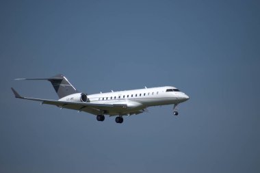 Bombardıman Global Express XRS uçağı İsviçre 'nin Zürih kentindeki uluslararası havaalanına yaklaşırken 24.2021