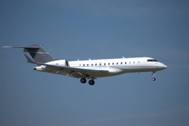 Bombardıman Global Express XRS uçağı İsviçre 'nin Zürih kentindeki uluslararası havaalanına yaklaşırken 24.2021