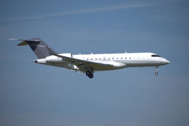 Bombardıman Global Express XRS uçağı İsviçre 'nin Zürih kentindeki uluslararası havaalanına yaklaşırken 24.2021