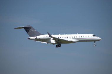Bombardıman Global Express XRS uçağı İsviçre 'nin Zürih kentindeki uluslararası havaalanına yaklaşırken 24.2021