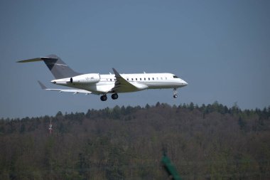 Bombardıman Global Express XRS uçağı İsviçre 'nin Zürih kentindeki uluslararası havaalanına yaklaşırken 24.2021