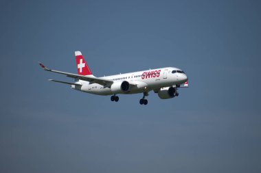 İsviçreli bombardıman uçağı CS 300 İsviçre 'nin Zürih kentindeki uluslararası havaalanına yaklaşırken 24.4.2021