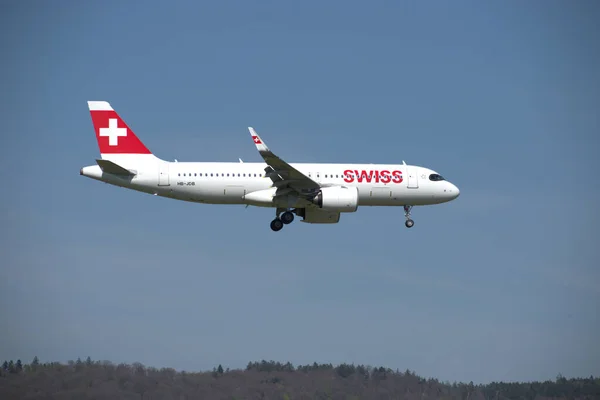 Szwajcarski Airbus 320 271N Sprawie Ostatecznego Podejścia Międzynarodowego Portu Lotniczego — Zdjęcie stockowe
