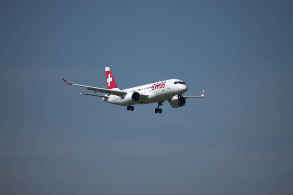Самолеты Swiss Bombardier CS 300 на последнем аппрокаче в международный аэропорт Цюриха в Швейцарии 24.4.2021