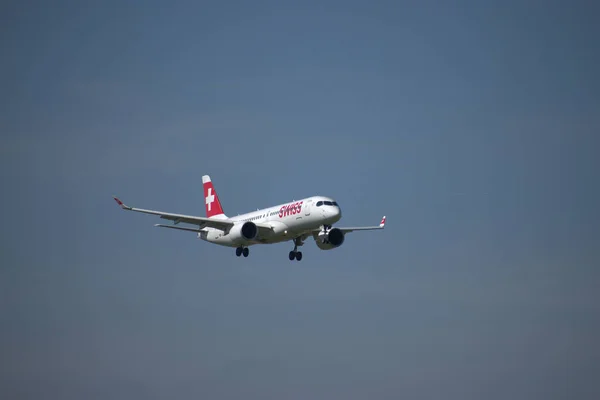 Szwajcarski Samolot Bombardier 300 Ostatecznym Zbliżeniu Międzynarodowego Portu Lotniczego Zurychu — Zdjęcie stockowe