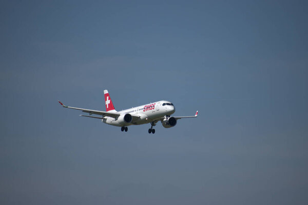 Самолеты Swiss Bombardier CS 300 на последнем аппрокаче в международный аэропорт Цюриха в Швейцарии 24.4.2021