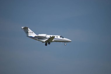 Cessna 525 Citation Jet M2 uçağı İsviçre 'nin Zürih kentindeki uluslararası havaalanına yaklaşmaktadır.