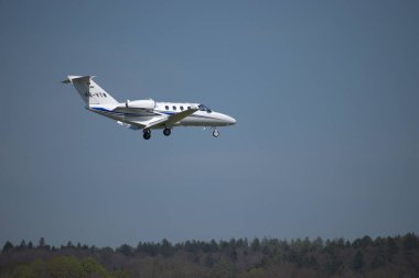 Cessna 525 Citation Jet M2 uçağı İsviçre 'nin Zürih kentindeki uluslararası havaalanına yaklaşmaktadır.