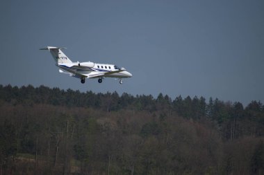 Cessna 525 Citation Jet M2 uçağı İsviçre 'nin Zürih kentindeki uluslararası havaalanına yaklaşmaktadır.