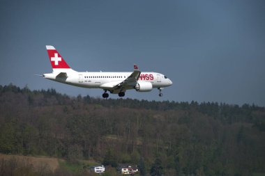 İsviçreli bombardıman uçağı CS 100 İsviçre 'nin Zürih kentindeki uluslararası havaalanına son yaklaşım 24.2021