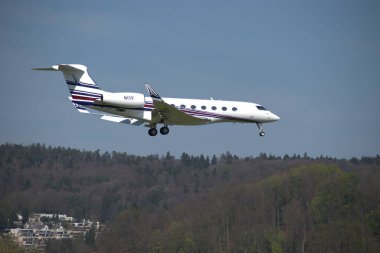 Gulfstream G 650 uçağı İsviçre 'nin Zürih kentindeki 24.2021 sayılı uluslararası havaalanına yaklaşmaktadır.