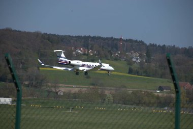 Gulfstream G 650 uçağı İsviçre 'nin Zürih kentindeki 24.2021 sayılı uluslararası havaalanına yaklaşmaktadır.