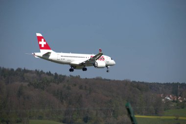 İsviçreli bombardıman uçağı CS 100 İsviçre 'nin Zürih kentindeki uluslararası havaalanına son yaklaşım 24.2021