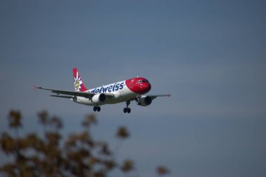 Edelweiss Airbus A 320-214 uçağı İsviçre 'nin Zürih kentindeki uluslararası havaalanına yaklaşmaktadır.