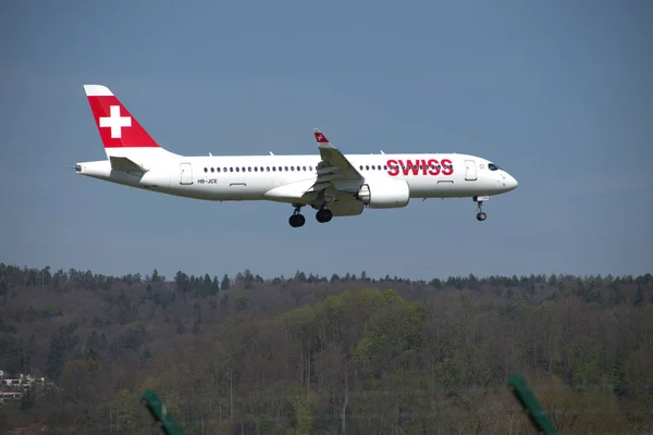 Szwajcarski Samolot Bombardier 300 Ostatecznym Zbliżeniu Międzynarodowego Portu Lotniczego Zurychu — Zdjęcie stockowe