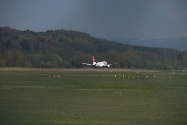 Swiss Bombardier 100 Aviones Aproximación Final Aeropuerto Internacional Zurich Suiza — Foto de Stock