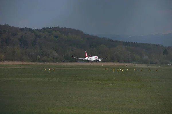 Ελβετικό Αεροσκάφος Bombardier 100 Για Την Τελική Προσέγγιση Του Διεθνούς — Φωτογραφία Αρχείου