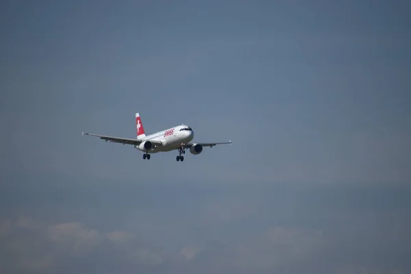 Szwajcarski Airbus 320 214 Samolot Ostatecznym Podejściu Międzynarodowego Lotniska Zurychu — Zdjęcie stockowe