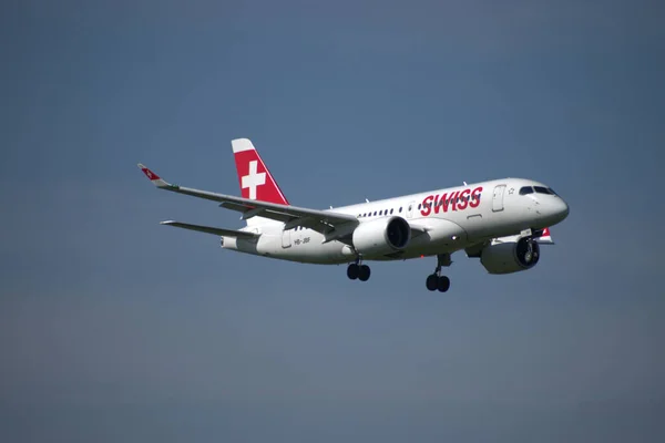 Swiss Bombardier 100 Repülőgép Svájci Zürichben Található Nemzetközi Repülőtér Végső — Stock Fotó