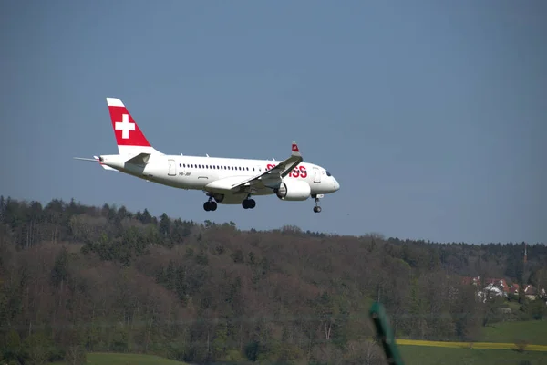 Aviões Suíços Bombardier 100 Aproximação Final Aeroporto Internacional Zurique Suíça — Fotografia de Stock