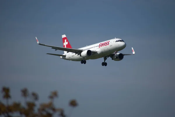 Swiss Airbus 320 214 Repülőgép Közeledik Svájci Zürichben Található Nemzetközi — Stock Fotó
