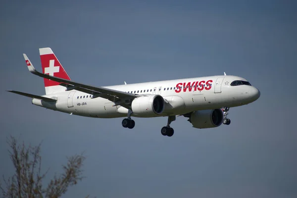 Szwajcarski Airbus 320 271N Sprawie Ostatecznego Podejścia Międzynarodowego Portu Lotniczego — Zdjęcie stockowe