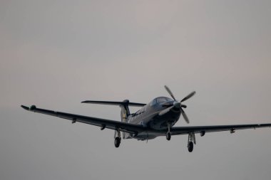 Pilatus PC-12 uçağı İsviçre 'de Saint Gallen Altenrhein havaalanında 28.4.2021' de uçuyor.