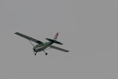 Cessna 172 uçağı İsviçre 'deki Saint Gallen Altenrhein havaalanından kalkıyor.