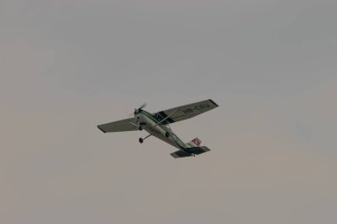 Cessna 172 uçağı İsviçre 'deki Saint Gallen Altenrhein havaalanından kalkıyor.