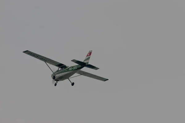 Cessna 172 Uçağı Sviçre Deki Saint Gallen Altenrhein Havaalanından Kalkıyor — Stok fotoğraf