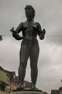 İsviçre 'nin 11.5.2021' deki Winterthur 'un merkezinde bulutlu bir günde heykel.