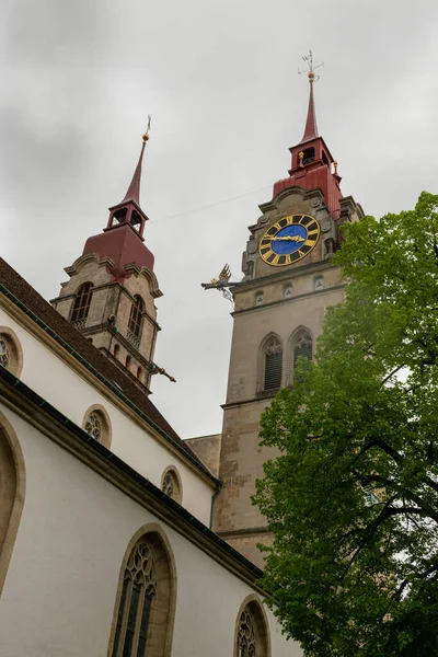 スイスの冬の街で雨の日に聖教会の塔11 2021 — ストック写真