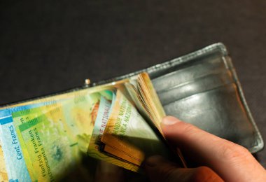 İsviçre frankıyla banknotlar kaydedildi ve cüzdanda 27.5.2021 olarak gösterildi.