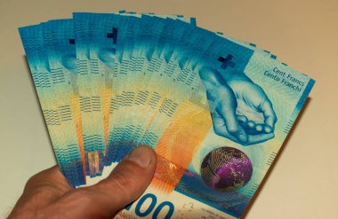 Birçok İsviçre frangı nakit olarak her biri 27.5.2021 değerinde.