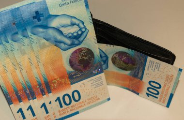 27.5.2021 'lik bir cüzdanda her biri 100' er dolar değerinde İsviçre Frank banknotları.