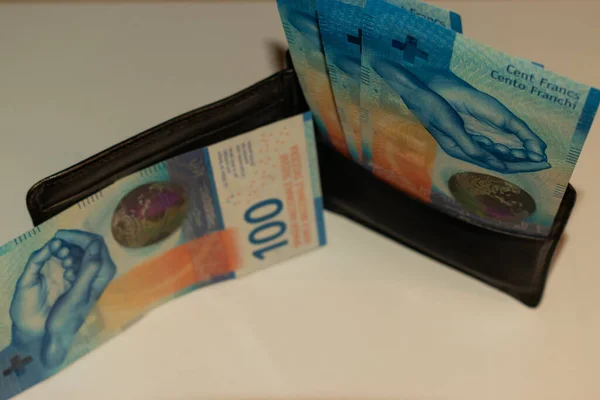 Svájci Frankos Bankjegyek Egyenként 100 Dollár Értékben Pénztárcában Tárolva 2021 — Stock Fotó