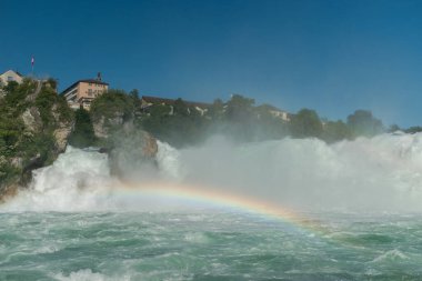 Görkemli gökkuşağı, 28.5. 2021 İsviçre 'deki muhteşem Ren Şelalesinin önünde beliriyor.